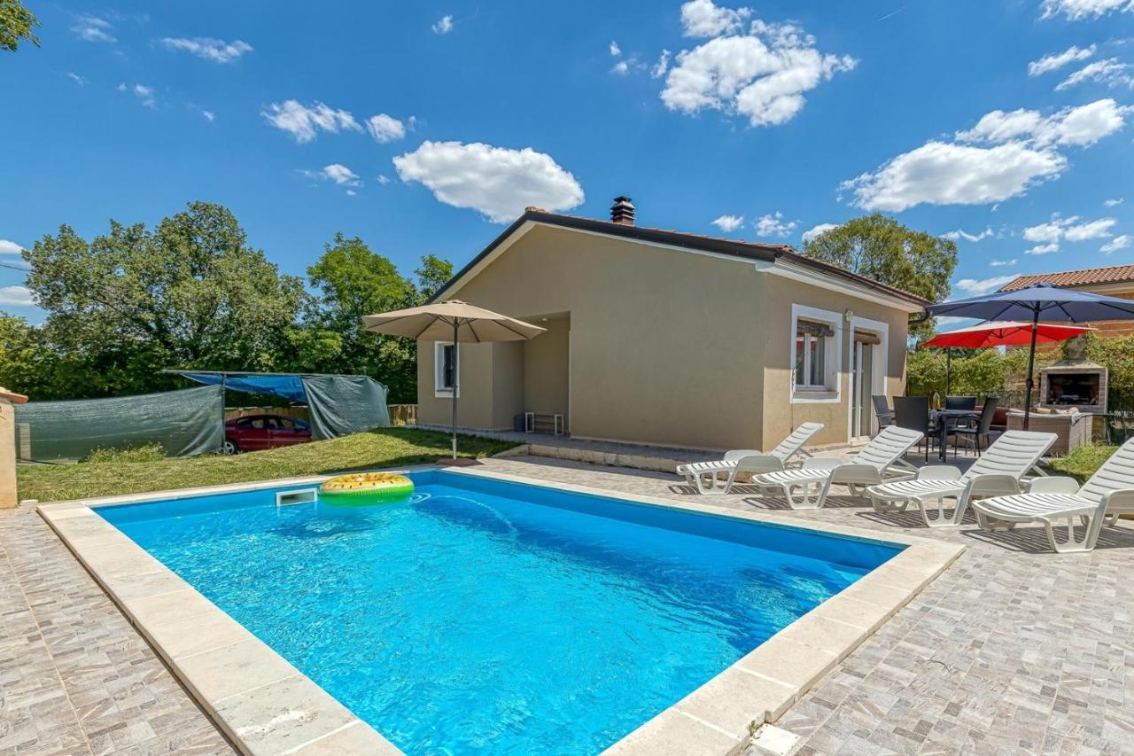 Holiday House Mir Kanfanar Luaran gambar