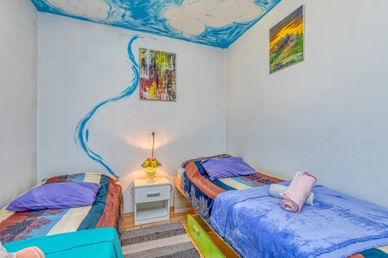 Holiday House Mir Kanfanar Luaran gambar