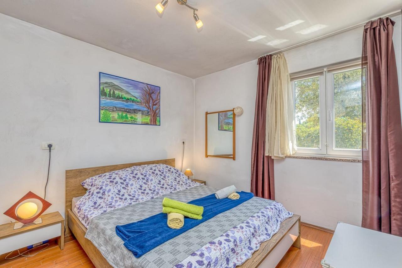 Holiday House Mir Kanfanar Luaran gambar