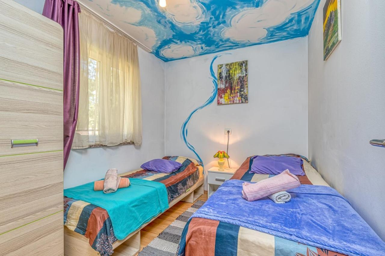 Holiday House Mir Kanfanar Luaran gambar
